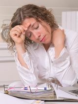 Oftmals berichten FMS-Betroffene auch von Schlafstörungen und Schmerzen im unteren Rücken Frau mit Fibromylagie hat Schmerzen